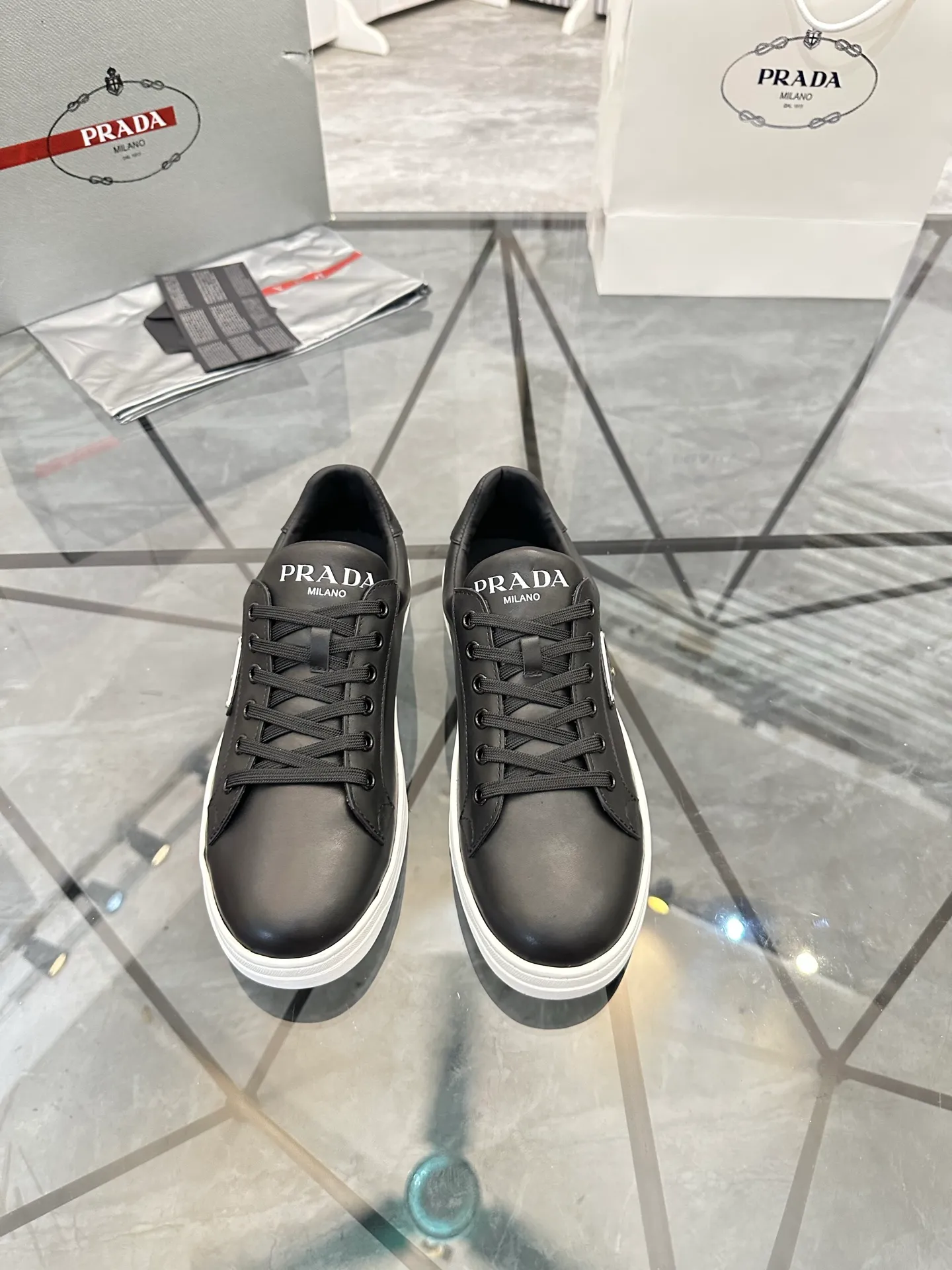 Men's shoes for sale 💰: 💰P540¥ High-end top quality Product trademark: Prada *"Prada*" low-top casual shoes Regular size: 38-45 (can be customized to 46) Product materials: imported first-layer cowhide for the upper, water-dyed cowhide lining, cowhide feet, original outsole. No.: 001
